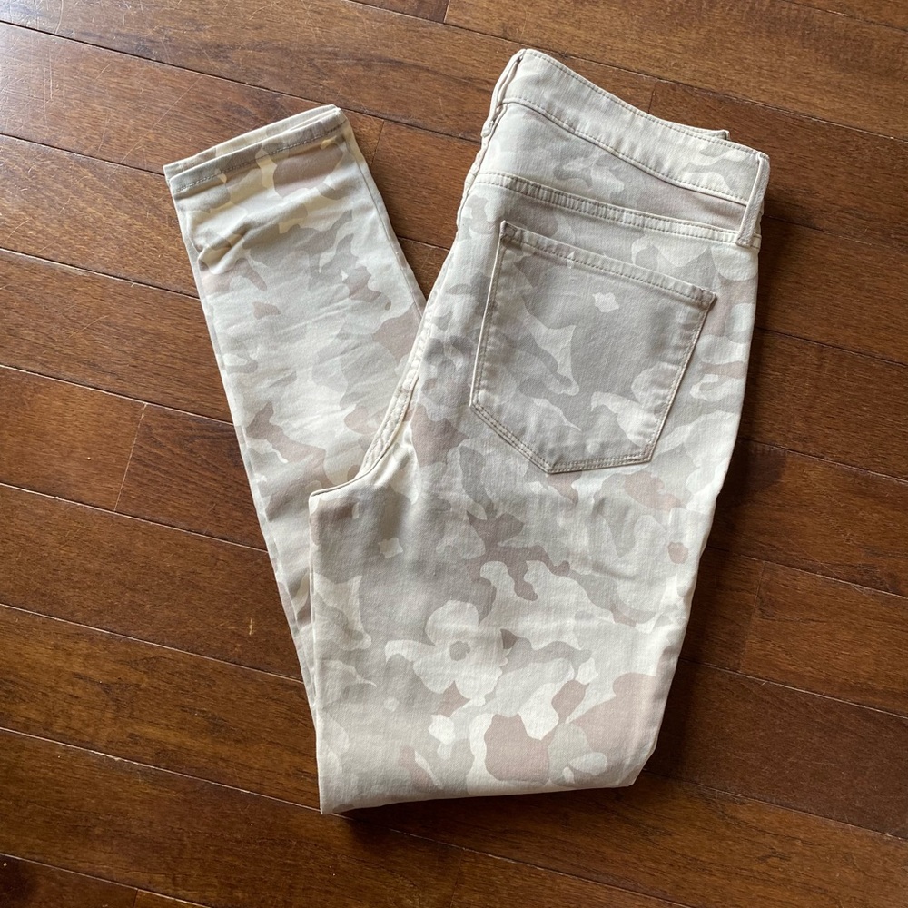 Old Navy Rockstar Super Skinny High Rise Cream Camo pants size 12. NWOT.